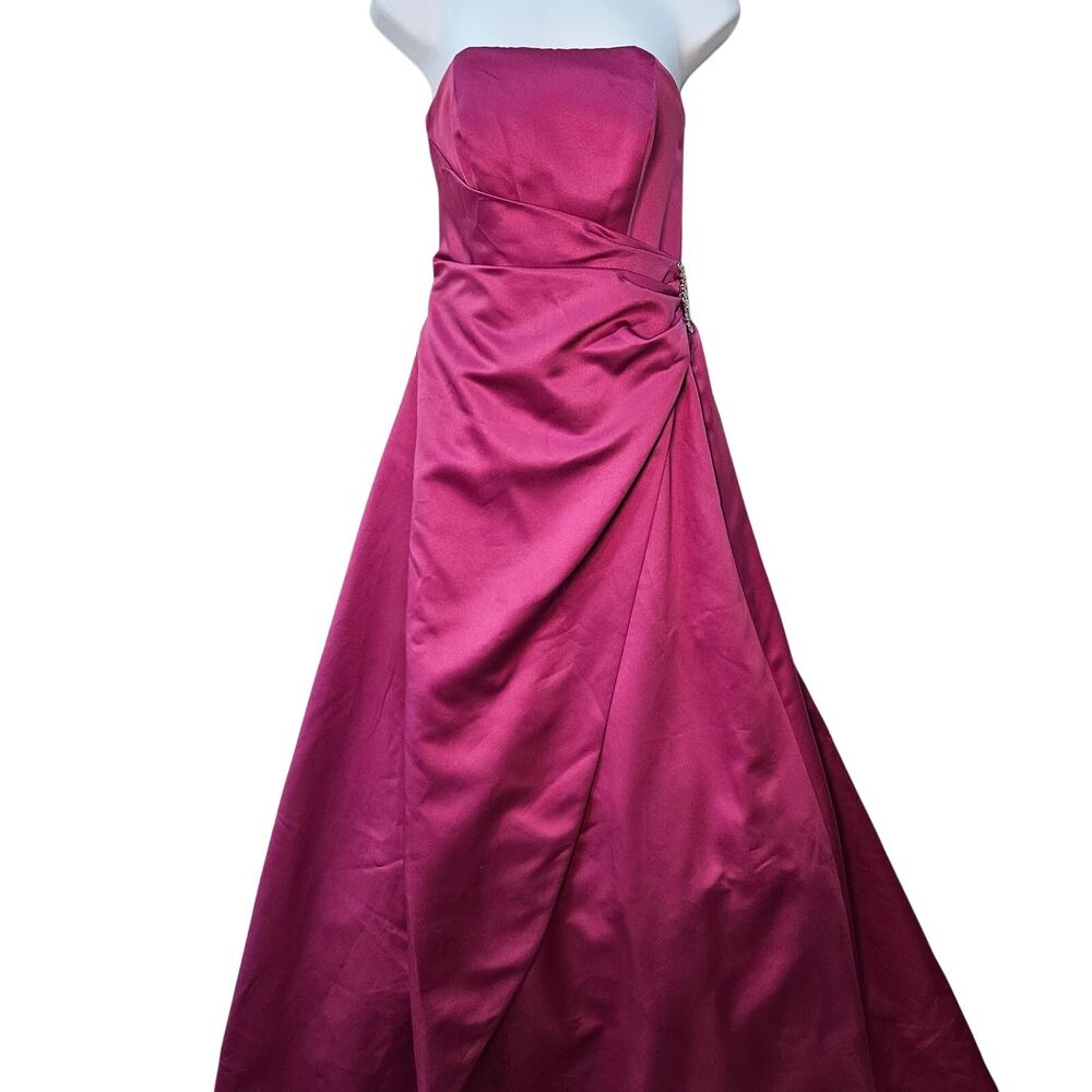 David’s Bridal Fuchsia Strapless Satin Gown Rhinestone Brooch Size 2 Formal